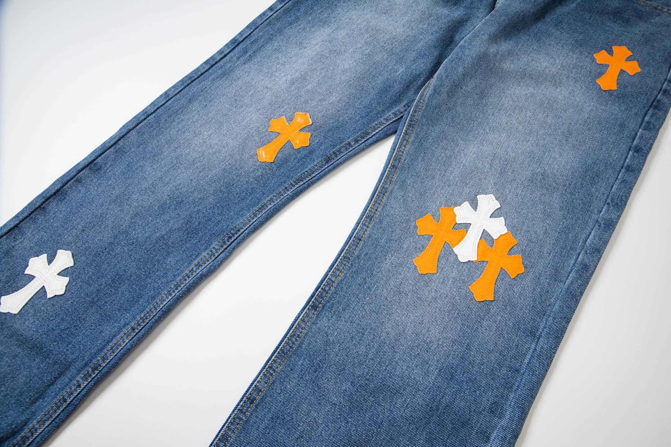 P260 Chrome Hearts light blue pants, Sanskrit yellow and white patchwork leather jeans. CH jeans need to be washed before being dismantled and then hand-stitched with sheepskin cross leather and then spliced ​​together. The whole piece has too many craftsmanship to explain. The patchwork is decorated with cross flowers, and the high-waisted washed jeans! ! Absolutely high-end luxury products, god-level single products and super popular products, made with top heavy industry, a must-see magic weapon. Customized hardware. The fabric is thick and soft after washing. It has good breathability. Customized small leather label. Unique design. The details are simple and elegant, and the workmanship is exquisite. The entire trousers are neatly routed and the details are in place! It’s so cool that both men and women can easily control the genderless trend! Style number: 1804# Color: blue Size: 28 30 32 34